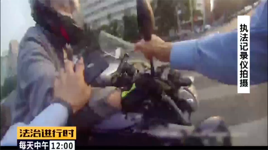 北京一外卖小哥撞伤交警后逃逸■北京一外卖小哥撞伤交警后逃逸，24小时后落网