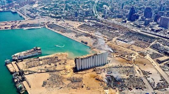  爆炸后的贝鲁特港口（图源：路透社）