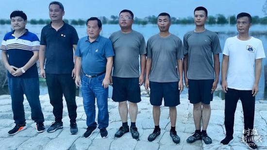 △王朝阳（右二）和袁胜洋（右四）是水上巡逻队成员。到19日，他们已经在水上整整工作了一个月。（总台央视记者范凯拍摄） 