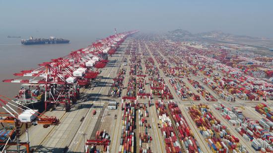 这是3月18日拍摄的上海洋山港集装箱码头（无人机照片）。新华社记者 丁汀摄 