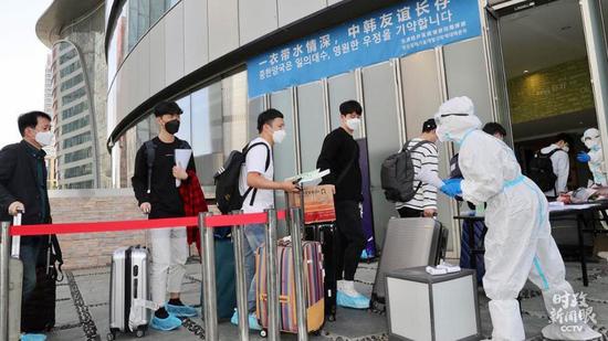  △中韩两国启动人员往来“快捷通道”。这是来自韩国的企业员工抵达天津。