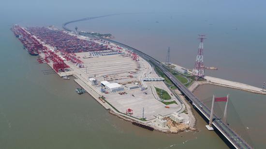 上海洋山港集装箱码头（8月17日摄，无人机照片）。新华社记者 丁汀 摄