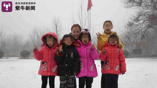 刘丽萍和学校孩子们的合影