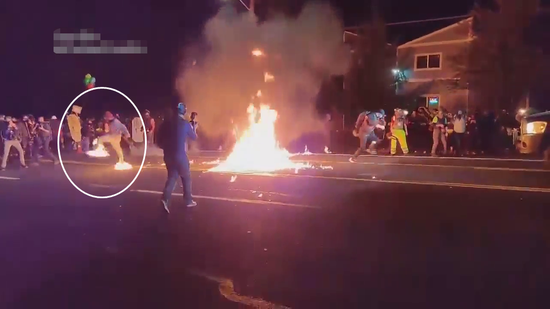 示威者被燃烧瓶击中，双腿起火（视频截图）