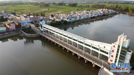 这是8月15日在安徽省阜南县拍摄的淮河王家坝闸（无人机照片）。 新华社记者 张端 摄
