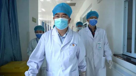 “渐冻斗士”张定宇步履蹒跚领奖刷屏！他疫情期的“狮吼声”惊醒整个武汉|新冠肺炎|武汉|湖北_新浪新闻