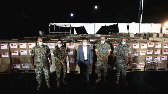 驻黎使馆向受灾贫困家庭捐赠“食品包”
