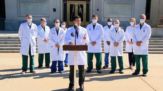 白宫总统医生康利在沃尔特·里德国家军事医学中心通报特朗普最新状况。图源 CNN
