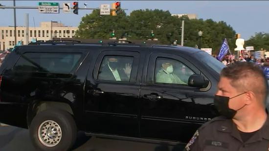 特朗普乘专车向医院外的支持者挥手致意。图源CNN