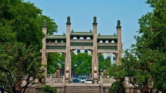 111亿元！1474万人次！