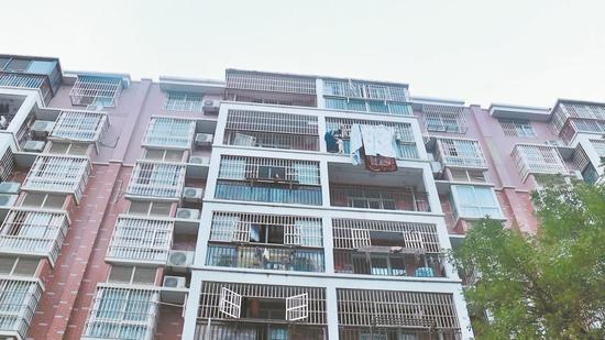 三岁女童翻出六楼阳台 邻居徒手爬防盗网紧紧抓