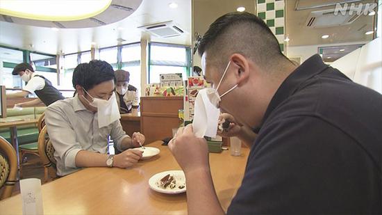 日本快餐品牌推出的餐饮用口罩(日本NHK电视台)