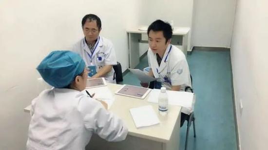 上观新闻|外卖小哥送餐诡异腹痛一查中毒了 这个习惯很多人有