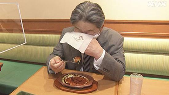 日本快餐品牌推出的餐饮用口罩(日本NHK电视台)