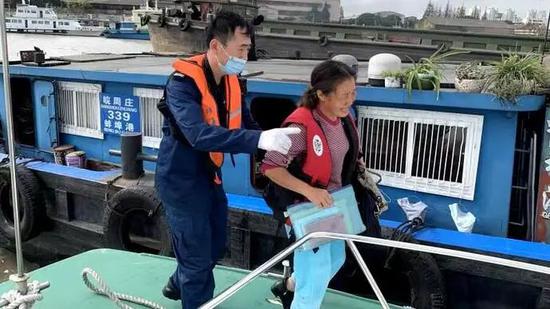 黄浦江一艘46.6米长运钢船沉没，船上人员获救后