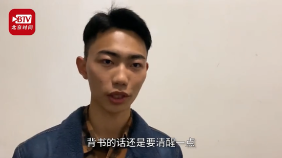 太拼!考研生每天站窗口背书7小时 最后一幕酸了