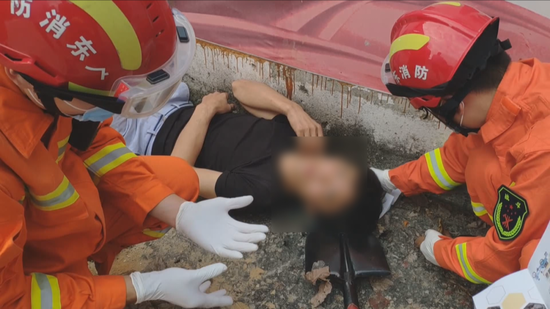 男子深夜醉卧马路边,第二天醒来后惊了:我的