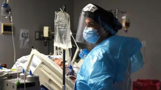 美国医护人员在新冠肺炎患者病床前。图源：美媒