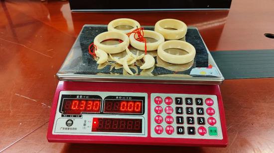 广州白云机场海关查获的旅客违法携带入境的330克象牙制品