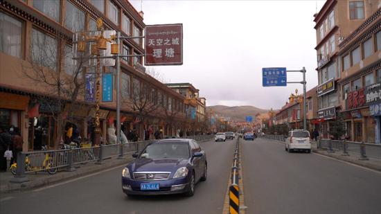 理塘在甘孜腹地，海拔4014米，常住人口不到8万人。  澎湃新闻记者 赵志远 图