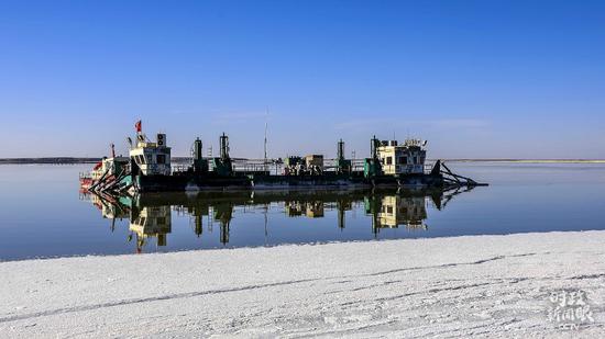 △位于柴达木盆地的察尔汗盐湖是我国最大的盐湖。青海利用这里的盐湖资源，在上世纪50年代开始发展盐化工业。2016年8月，总书记曾到这里考察。