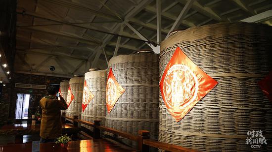 △青海青稞酒采用“清蒸清烧四次清”古法酿酒技艺制作，这项技艺于2020年12月被评定为国家级非物质文化遗产。