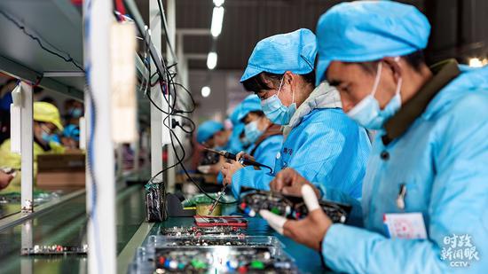 △2021年3月，安徽肥东县古城镇就业扶贫车间内，工人正在焊接电路板。