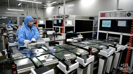 △2021年1月，江苏东海高新区半导体材料生产企业，工人在生产线上进行硅片分选。