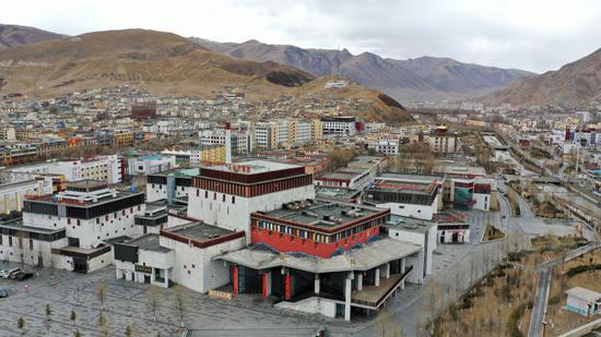↑ 图为2021年3月10日拍摄的玉树康巴艺术中心(玉树地震前的结古镇民族宾馆)
