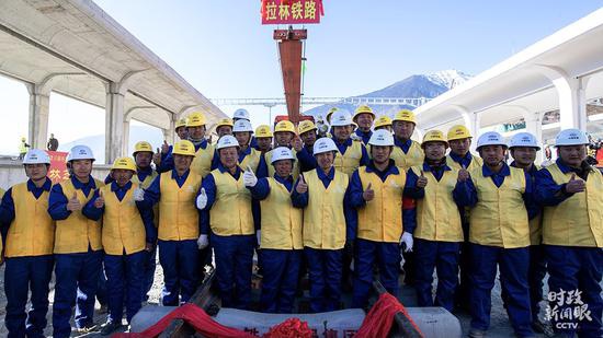 △2020年12月31日，西藏林芝，中铁十一局施工人员庆祝川藏铁路拉萨至林芝段轨道全线铺通。