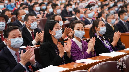 △闭幕会上,每项决议草案和决定草案表决通过后,现场都会响起热烈掌声。(总台国广记者李晋拍摄)