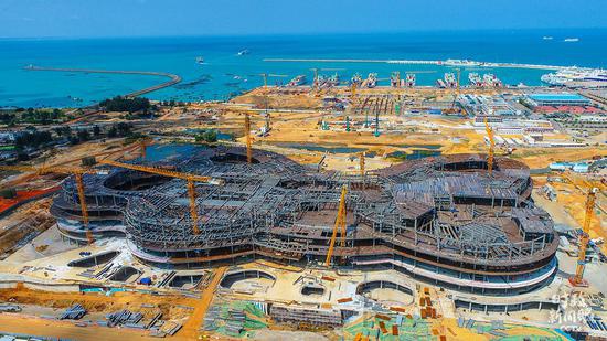 △2021年3月5日,建设中的海口国际免税城项目,未来将成为海口新地标。