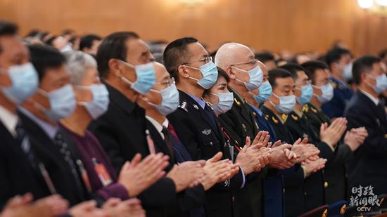 △闭幕会上,习近平等党和国家领导人步入会场时,全场起立鼓掌。(总台国广记者李晋拍摄)