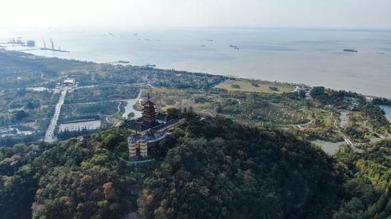 2020年11月13日拍摄的南通狼山及附近江景(无人机照片)。近年来,江苏南通全面实施五山及沿江地区生态保护和修复工作,促进长江岸线水土保持和水源涵养。新华社记者 季春鹏 摄