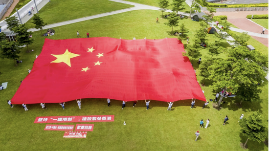 2020年6月25日,市民在香港添马公园展示巨幅国旗