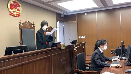 为讨债竟用灭火器塞入他人口中 上海首例催收非法债务罪案今宣判 新浪新闻