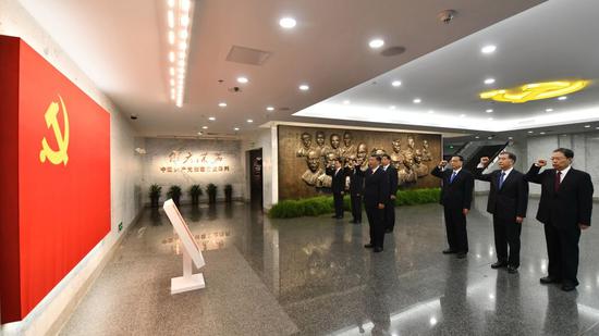  ↑2017年10月31日，在上海中共一大会址纪念馆，习近平带领其他中共中央政治局常委同志一起重温入党誓词。