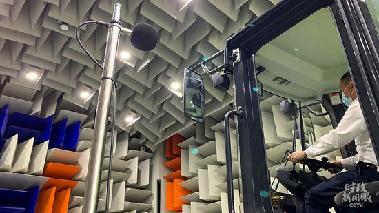 △研发中心的半消声实验室正在为一款纯电动装载机检测噪声数据。（总台央视记者程铖、张晓鹏拍摄）