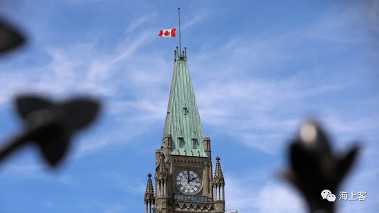  当地时间5月30日，加拿大全国所有联邦机构建筑的国旗，包括首都渥太华议会大楼顶部的国旗，全部降半旗