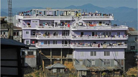 他们住在一个有100个房间的豪宅里 图片来源:BBC