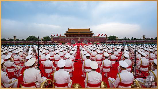  △中国人民解放军联合军乐团静待演奏开始。（总台记者廖江衡拍摄）