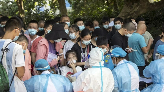 2021年9月13日，在福建莆田九华医院，当地居民一大早在排队做核酸检测。