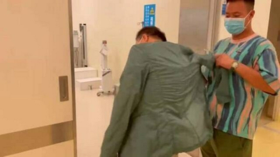 蔡磊穿衣服也需要助手幫助。陳馨懿/攝