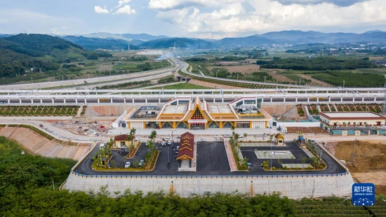 这是中老铁路国内段的玉（溪）磨（憨）铁路野象谷车站一景（9月29日摄，无人机照片）。新华社记者 胡超 摄