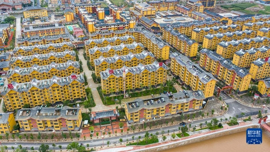 云南省丽江市宁蒗彝族自治县易地扶贫搬迁安置区幸福家园一景（8月25日摄，无人机照片）。新华社记者 胡超 摄