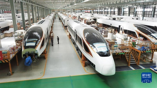在吉林长春中车长客高速动车组制造中心，几列“复兴号”动车组列车在进行装配（2017年9月14日摄）。 新华社记者 张楠 摄