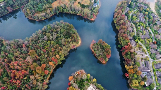 △2021年11月28日，俯瞰贵州省黔西南布依族苗族自治州贞丰县三岔河景区景色如画。