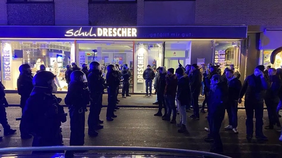  施韦因富尔特街头与警察对峙的反防疫人士　图：明镜