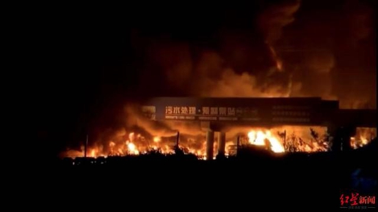 京昆高速成绵主线突发火灾 目击者：火势特别凶猛，5辆消防车前往救援