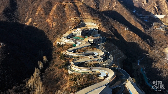 国家雪车雪橇中心整条赛道宛如一条游龙，飞腾于山脊之上。（总台央视记者 程铖 拍摄）